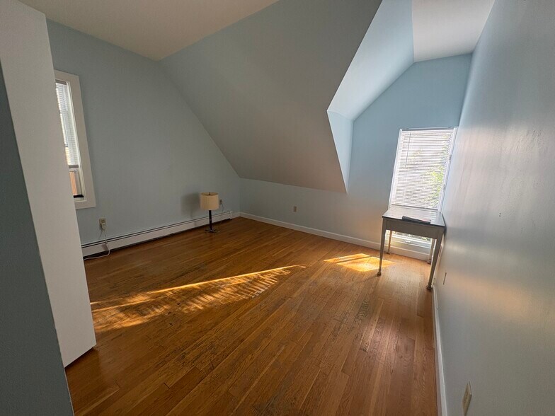 Building Photo - 293 Sidney St