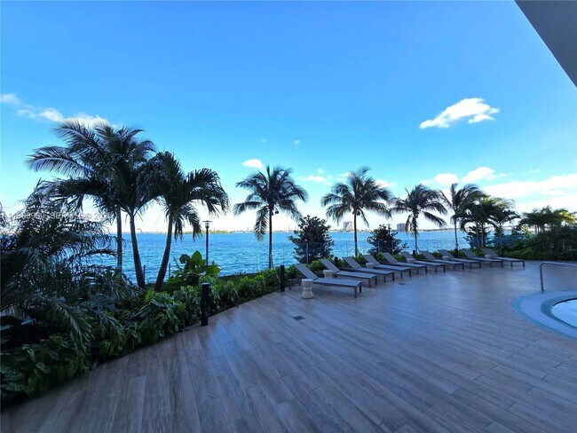 Building Photo - 700 NE 24th St