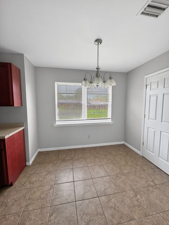 Building Photo - RATE DROP ALERT (was $2100/month) and MOVE-IN SPECIAL: $500 OFF 1ST MONTH'S RENT!**