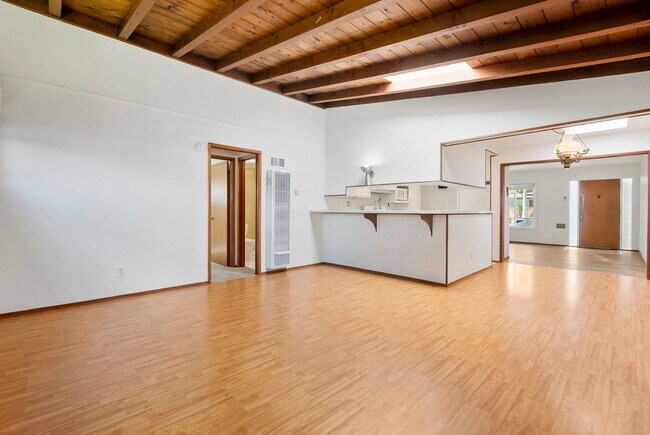 Building Photo - Large 3 Bedroom 2 Bathroom House in La Mesa!