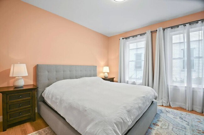 Building Photo - Renovated Apartment in Medford