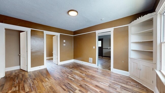 Building Photo - 4104 Clybourne