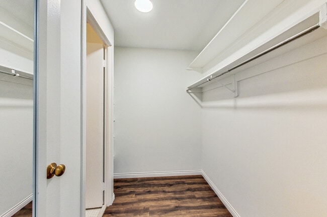 Building Photo - 4343 N Clarendon Ave