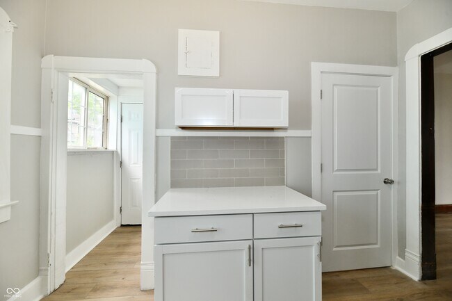 Building Photo - 852 N Rural St