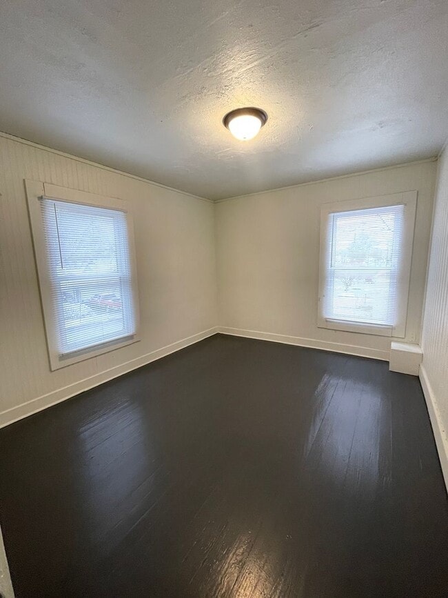 Building Photo - 5 Bedroom Available NOW