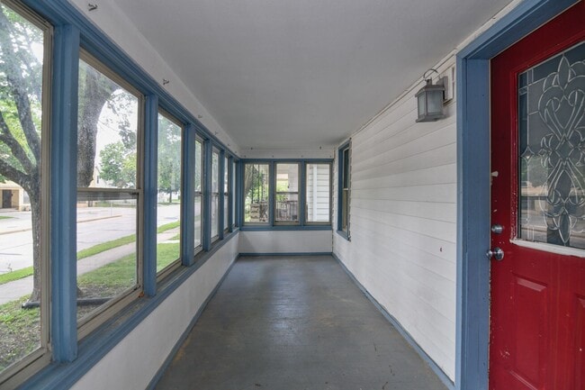 Building Photo - 4 Bed 1 Bath Single Family Home