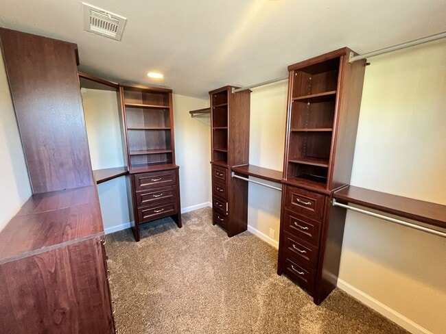 Building Photo - 5657 Barclay Ave