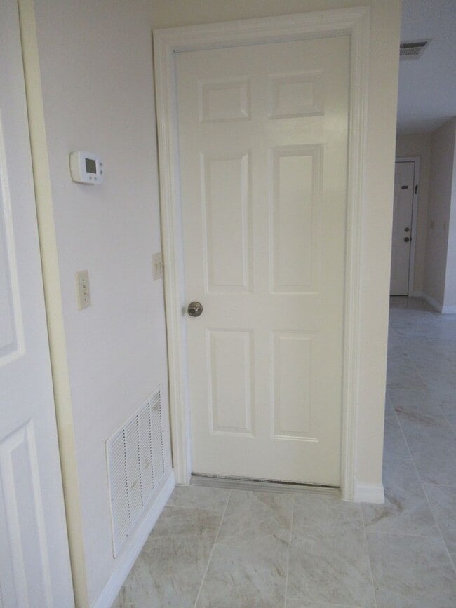 Building Photo - 2br/2ba Duplex with Lakeview