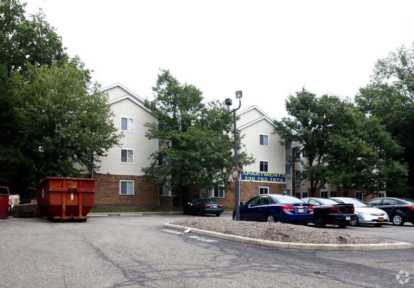 Building Photo - University Commons