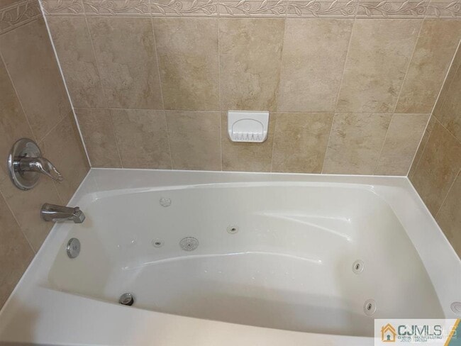 Building Photo - 2024 Grand Ave