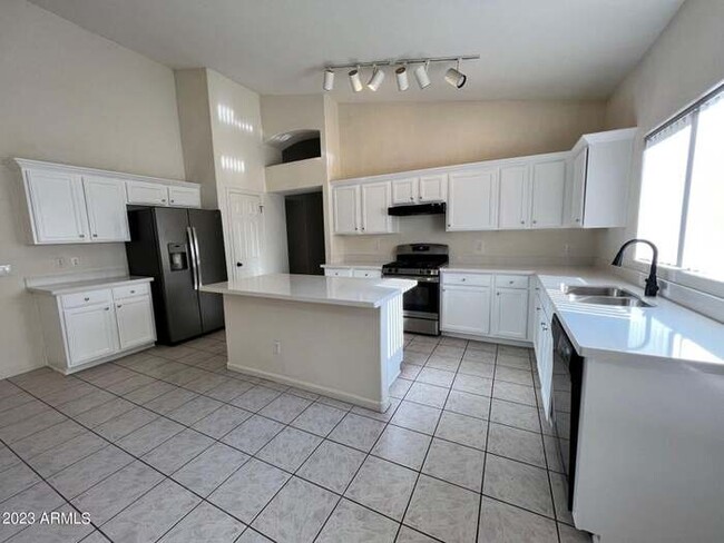 Building Photo - Spacious 5-Bed, 3-Bath Home with Modern Up...