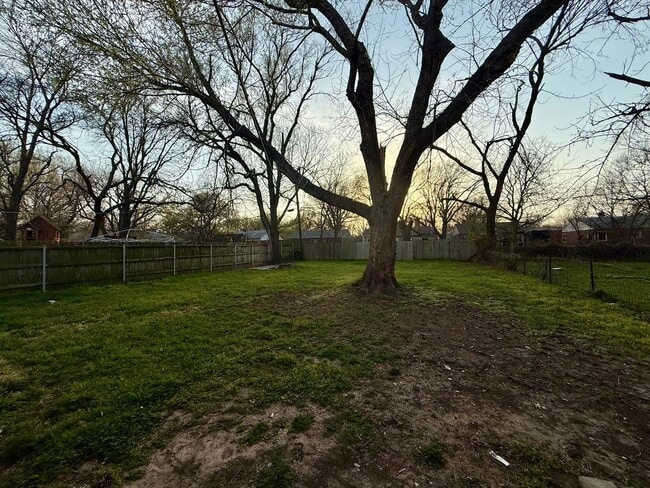 Building Photo - 713 S Oliver Ave