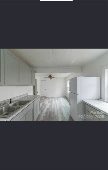 Building Photo - 609 Cedar St