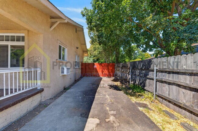Building Photo - Charming 2-Bedroom Bungalow Retreat in Sacramento