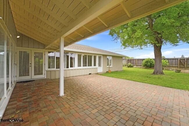 Building Photo - 536 W Hillsdale Blvd