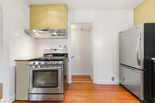 Building Photo - Spacious 2 Bed, 2 Bath Home