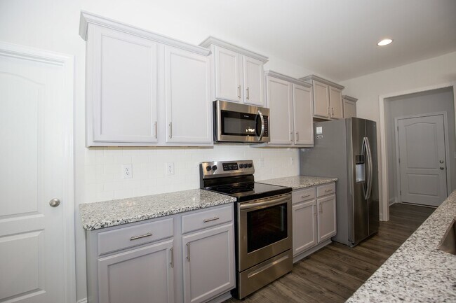 Building Photo - Charming 4 Bedroom Rental Home with Spacio...
