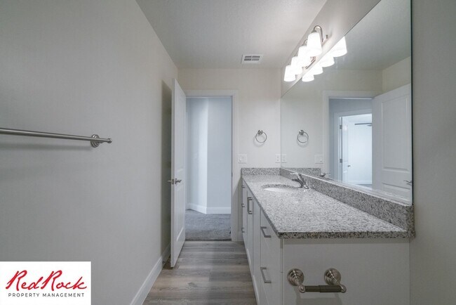Building Photo - Modern Townhome in Desirable Hurricane Hei...