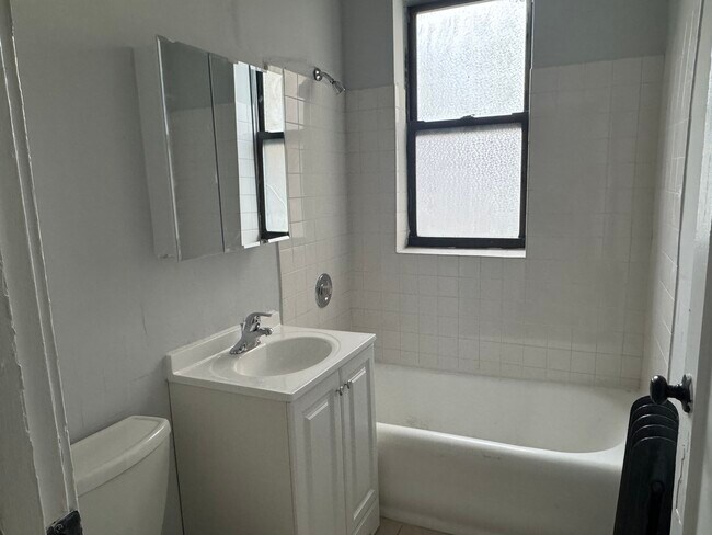 Building Photo - 5453 S Everett Ave