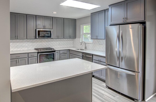 Building Photo - 1311 Westmoor Dr
