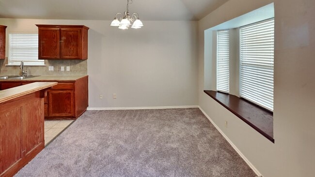 Building Photo - Very Nice 3 Bedroom 2 Bath Home in Mustang Schools