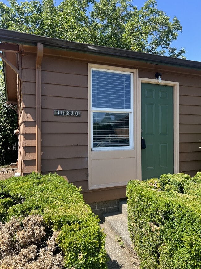 Primary Photo - Cute Cottage Style 1 Bedroom Duplex
