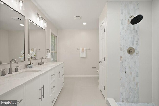 Building Photo - 13647 S Springs Dr