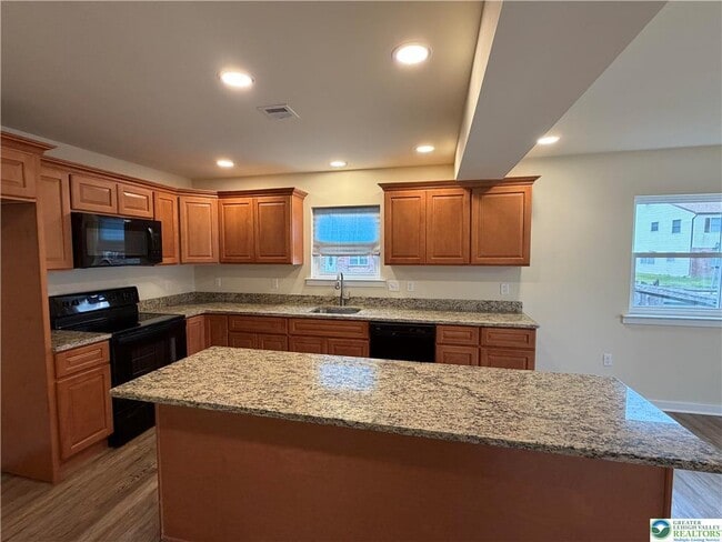 Building Photo - 102 Linda Ct N