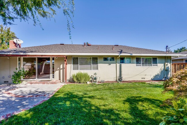 Building Photo - Charming & Refreshed Well-Maintained 4 Bed...