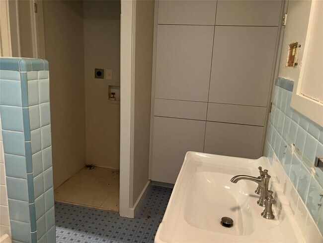 Building Photo - 1921 W 39th St