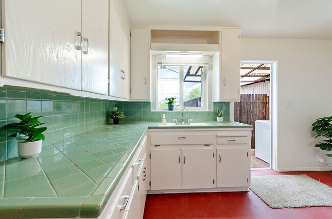 Building Photo - Recently Remodeled Gem! Steps Away from U of A Main Campus!