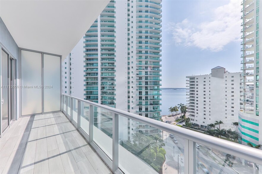 Building Photo - 1300 Brickell Bay Dr