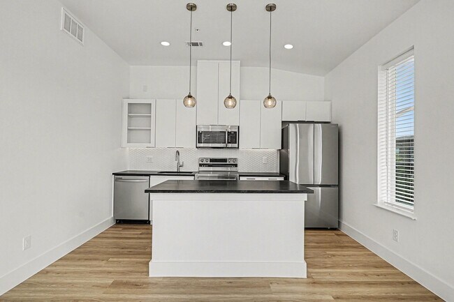 Building Photo - 2217 N Fitzhugh Ave