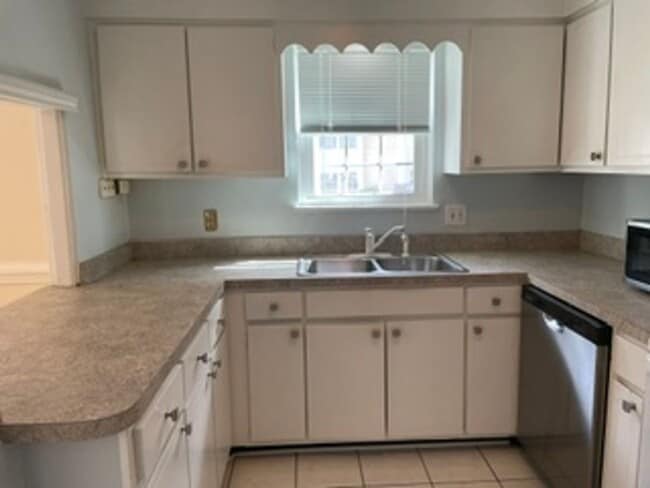Building Photo - 3600 Chateau Dr