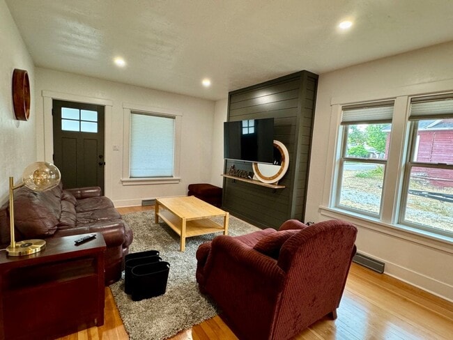 Building Photo - Beautiful Furnished Home in Downtown CDA