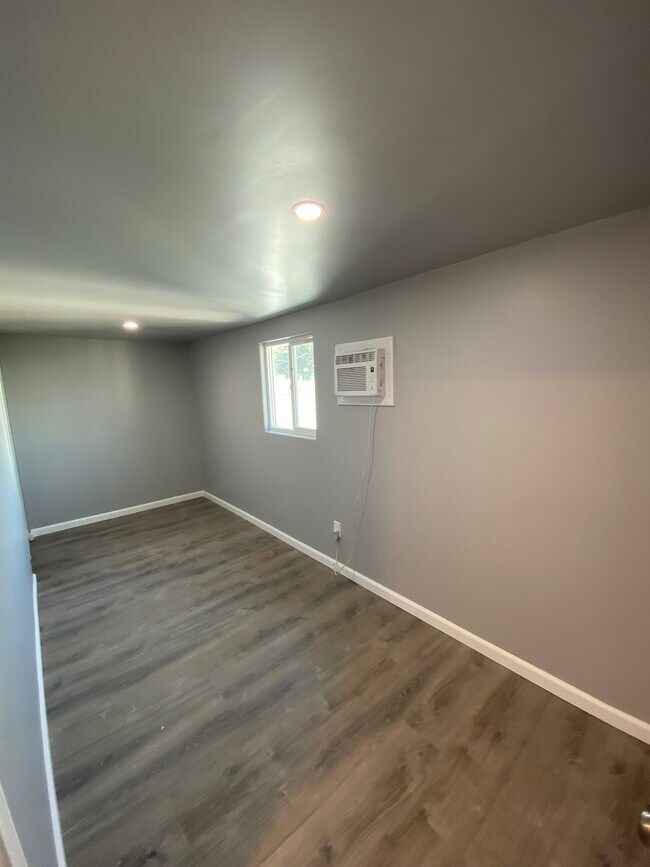 Building Photo - 2146 S West View St