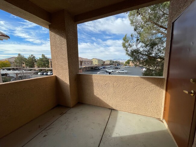 Building Photo - 2 bedroom upgraded condo in Silverado Ranch