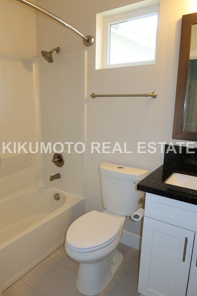 Building Photo - Modern & Elegant Tri-level home in the Riv...