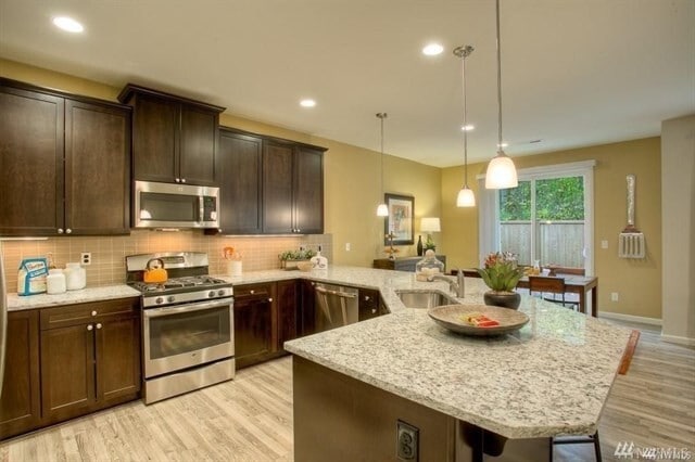 Building Photo - Beautiful 6BD/3BA home nestled in desirable Rainer Ridge neighborhood