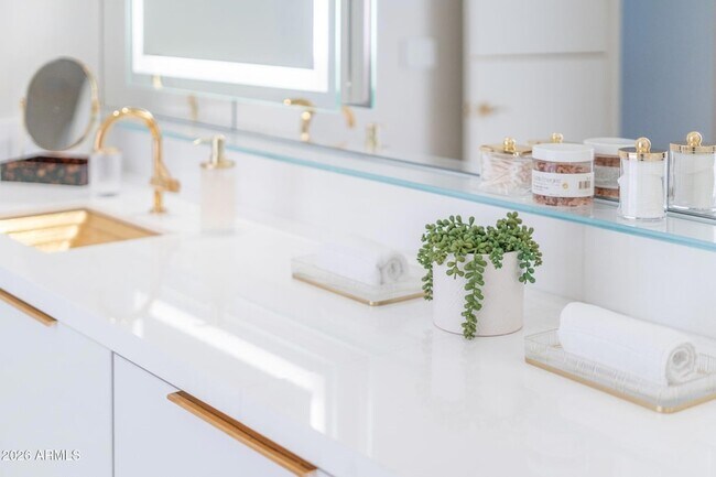 Building Photo - 6587 N Palmeraie Blvd