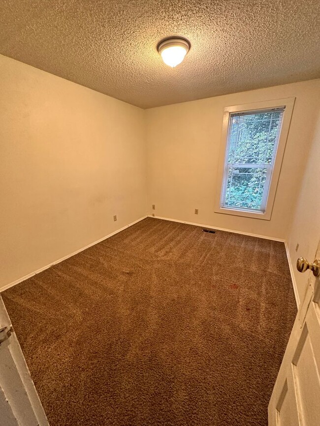 Building Photo - Great 5 Bedroom + 2 Bath House with Flexib...