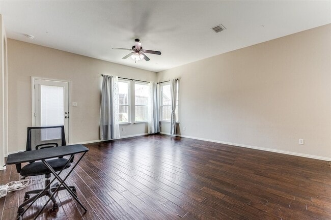 Building Photo - 14625 Riverside Dr