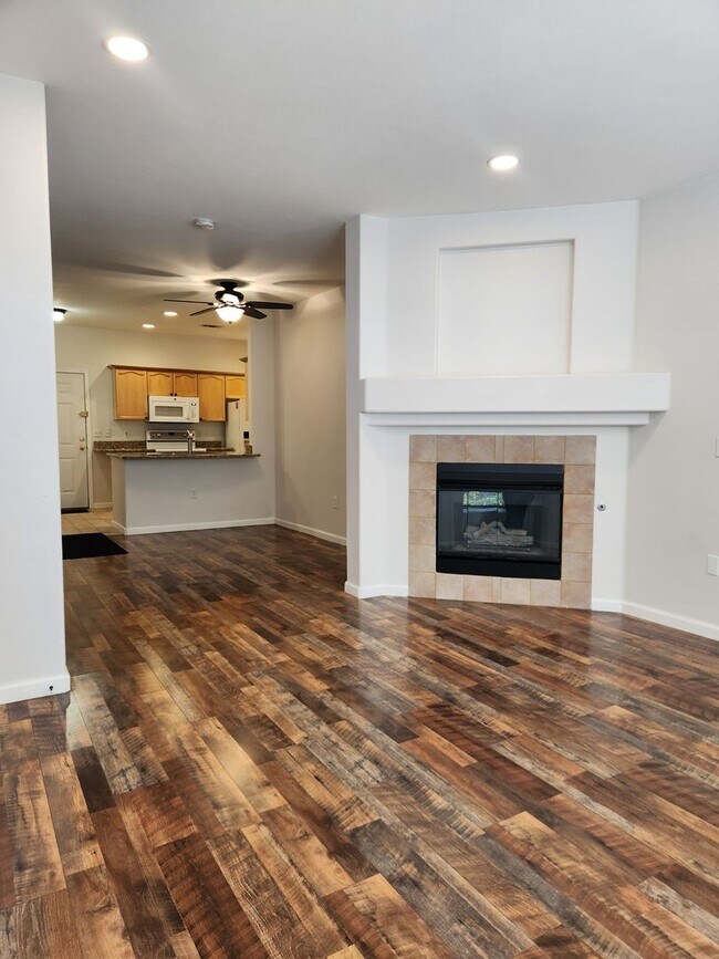 Building Photo - Stylish 2 Bed, 2 Bath Main-Floor Condo – U...
