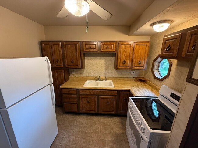 Building Photo - 4 Bedroom Home