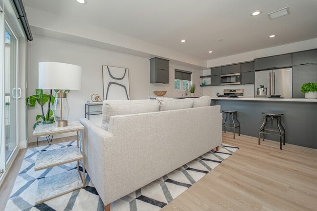 Building Photo - 2115 Holly Dr