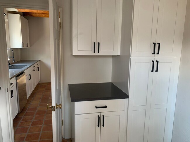 Building Photo - Renovated Santa Fe Home!!