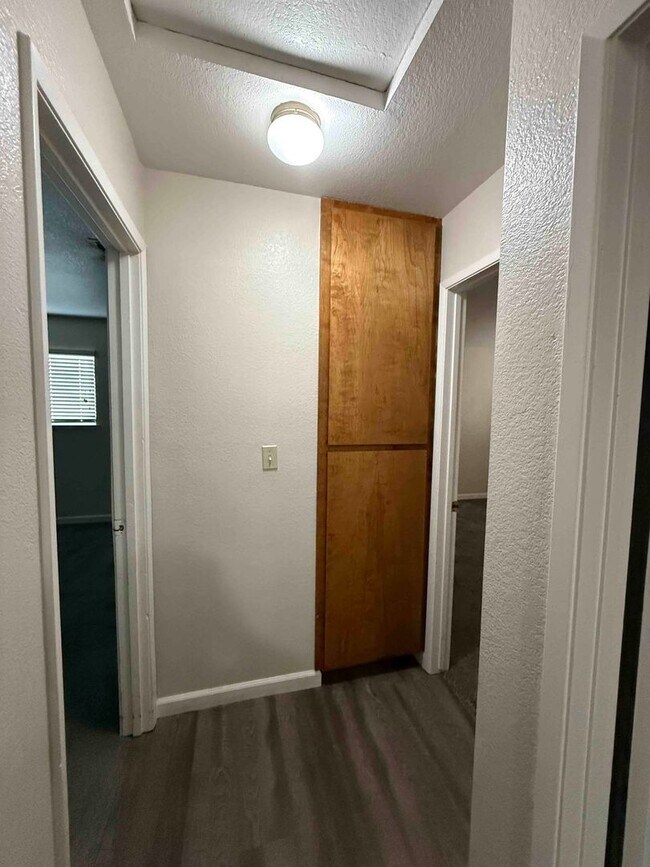 Building Photo - 3 Bed 2 Bath Just a Short Distance to Sac ...