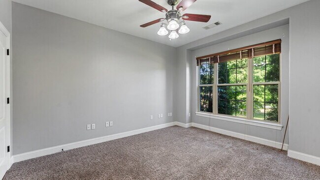 Building Photo - 204 Tunbridge Dr