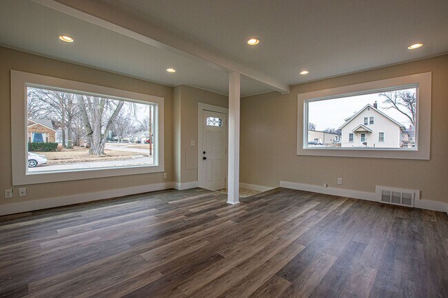 Building Photo - Super Cool and Unique 4 Bedroom / 1 Bath Home in Bellevue near Offut!