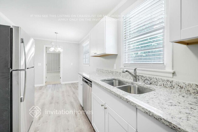 Building Photo - 562 Whispering Hills Dr